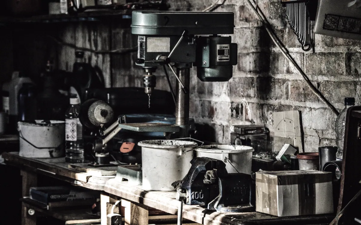 Atelier industriel aux structures métalliques régulières, évoquant la fabrication sur mesure