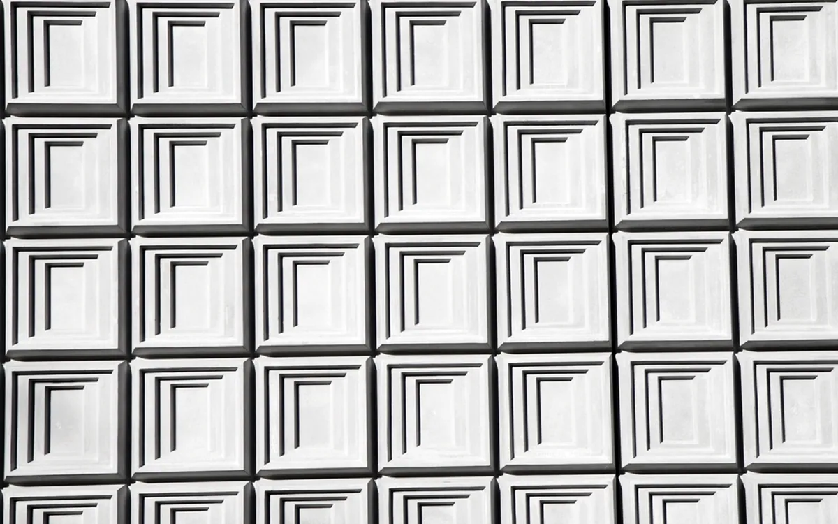 Détail architectural constitué de modules identiques alignés, évoquant un référentiel d’exigences