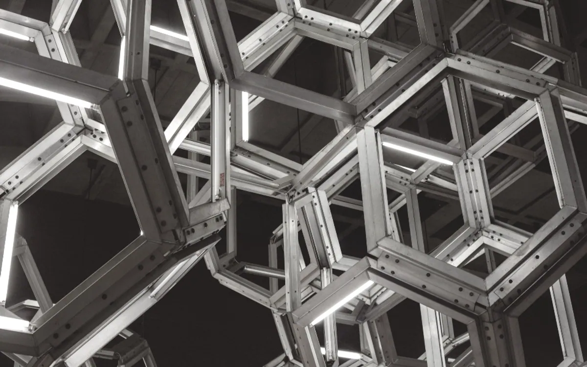 Structure modulaire faite d’éléments identiques répétés, évoquant un cadre commun appliqué à des projets différents