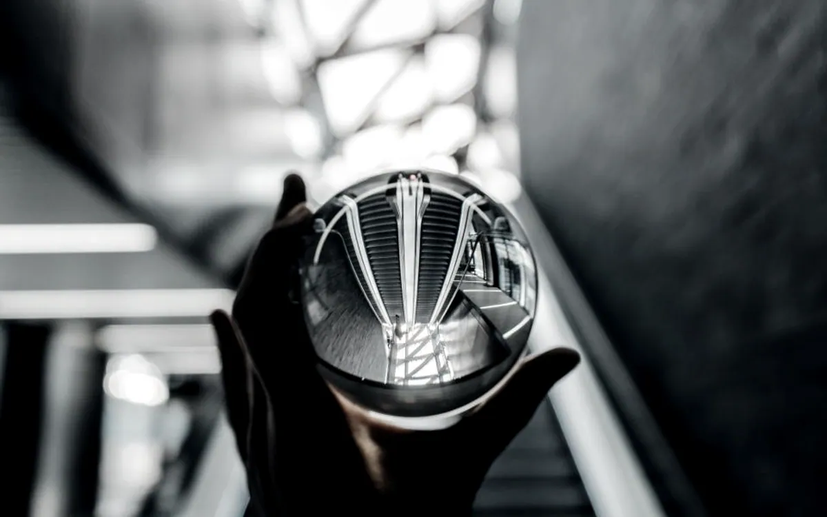 Circulation verticale d’un bâtiment tertiaire, évoquant l’orchestration de flux entre plusieurs niveaux