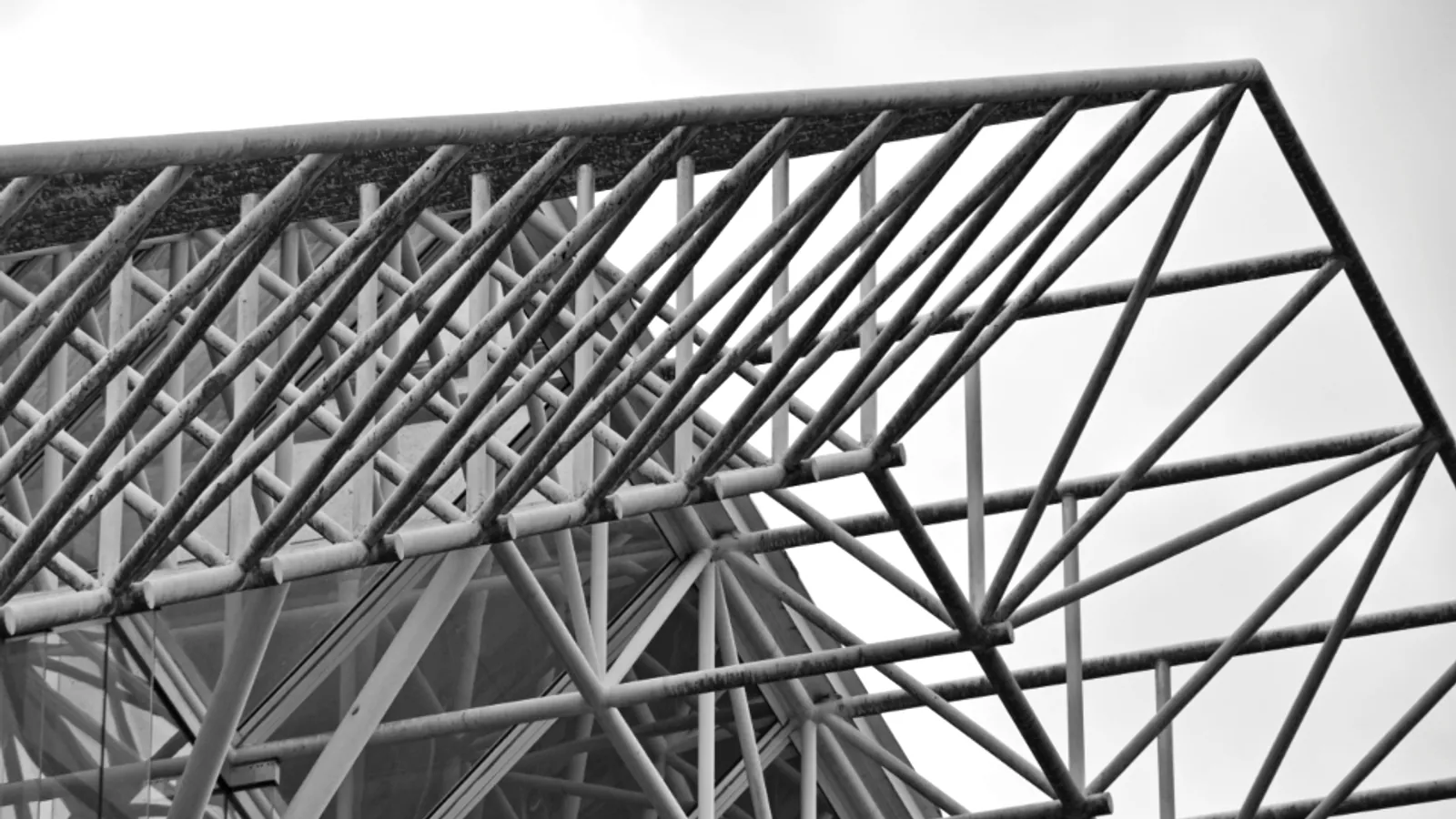 Trame architecturale régulière ponctuée de repères, évoquant une série de points de contrôle